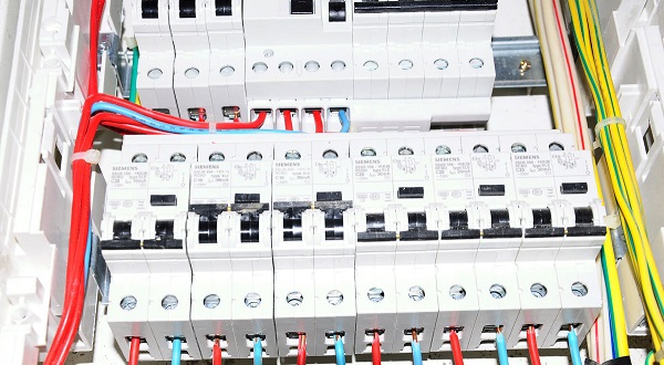重庆配电箱批发厂家外郎电气简述配电箱和配电柜有什么区别？